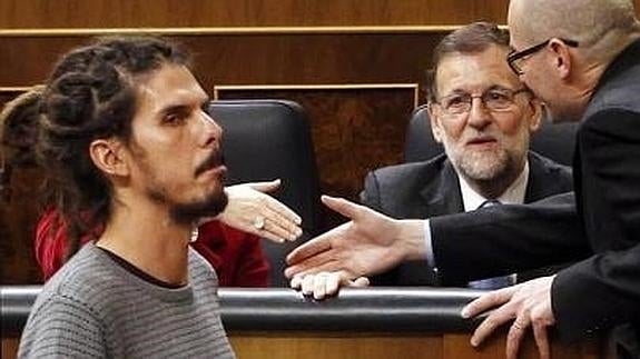 Rajoy observa al diputado de Podemos Alberto Rodríguez.