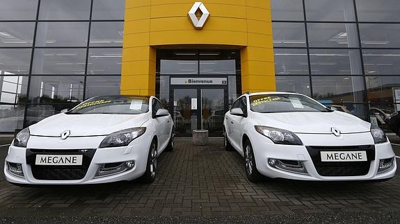 Dos coches Megane ante un concesionario de Renault en Francia. 