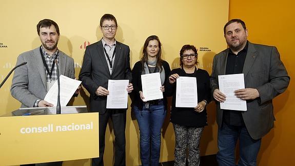 Los cargos de ERC tras firmar el manifiesto durante el consejo nacional de la formación. 