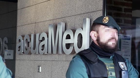 La Guardia Civil registrando la sede de la empresa Acuamed.