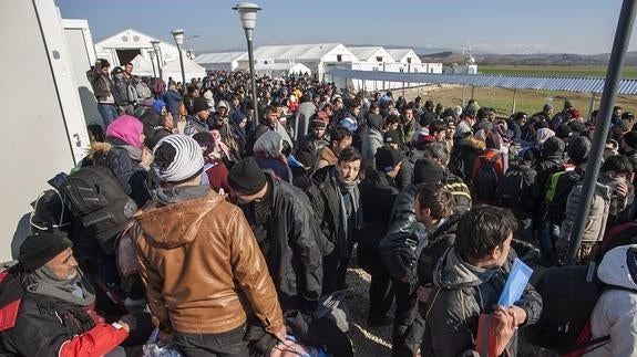 Cientos de refugiados hacen cola en la localidad griega de Idomeni. 