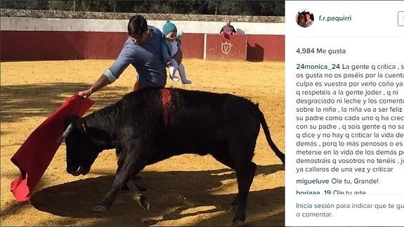 Fran Rivera, con su hija en brazos.