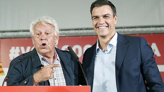 Felipe González, junto a Pedro Sánchez.