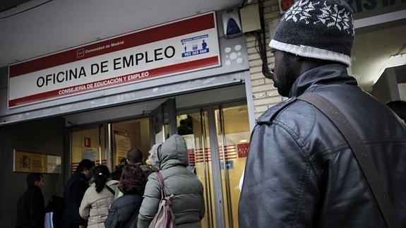 Gente esperando para entrar en una oficina de empleo. 