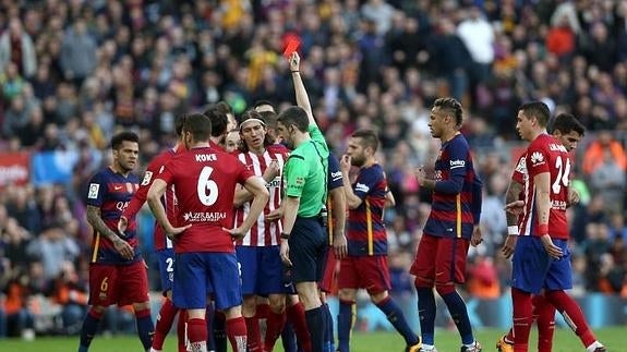 Filipe Luis, expulsado frente al Barcelona. 