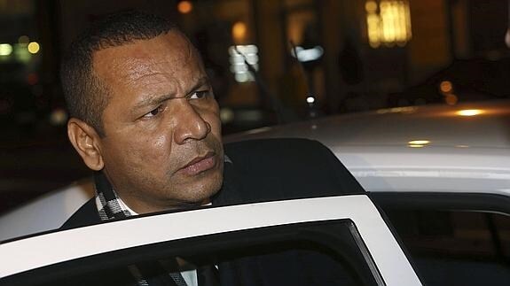 El padre de Neymar sale de su coche. 