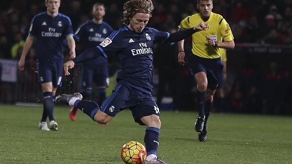 Modric se prepara para rematar. 