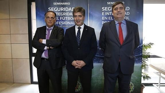 Tebas (i), Cardenal (c) y Cosidó. 