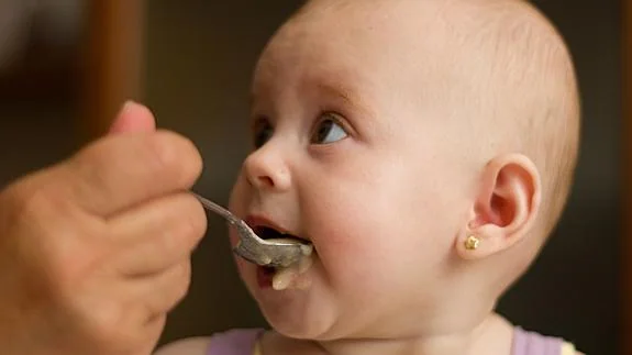 La alimentación complementaria con cuchara puede ser necesaria en algunos niños.  