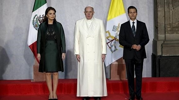 El papa Francisco, junto al presidente mexicano y la primera dadma el Palacio Nacional.