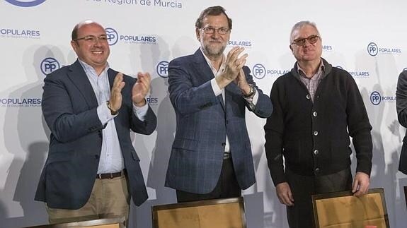 Mariano Rajoy (c), junto a Ramón Luis Valcárcel (d) y Pedro Antonio Sánchez (2i).