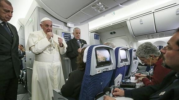 Francisco, en el viaje de regreso al Vaticano.