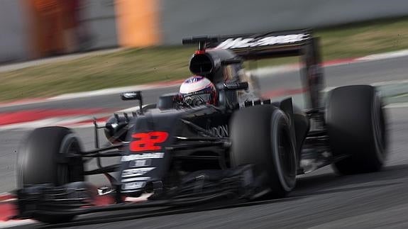 Button pilota el McLaren en Montmeló. 