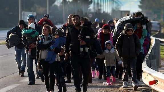 Refugiados afganos en la frontera entre Grecia y Macedonia.