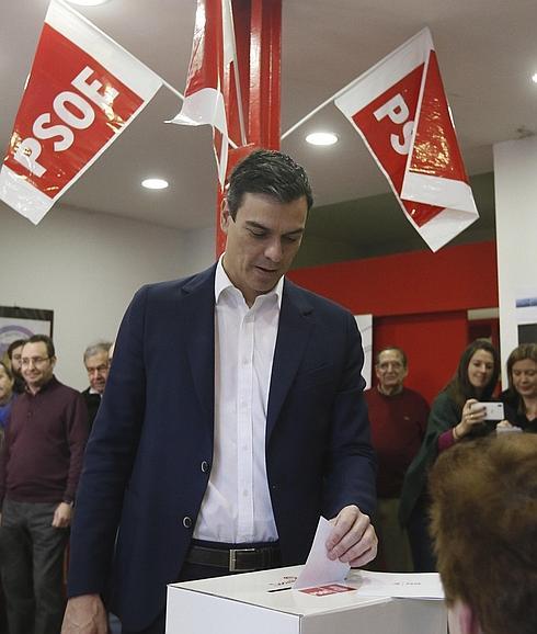 Pedro Sánchez deposita su voto en la consulta de este sábado.