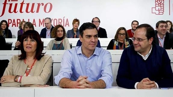 Pedro Sánchez (c.), junto a Micaela Navarro (i.) y César Luena (d.).