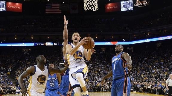 Stephen Curry entra a canasta ante Ibaja. 