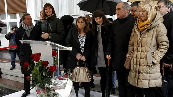 Sandra Carrasco (3d), hija de Isaias Carrasco, asesinado por ETA, junto a la líder de los socialistas vascos, Idoia Mendía (2i), en el homenaje en Arrasate.