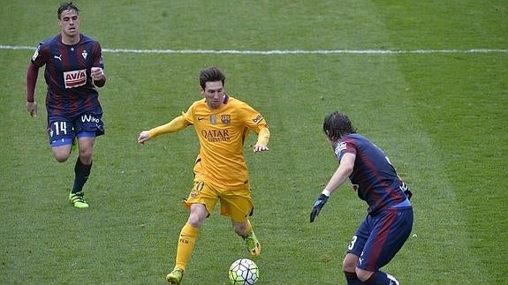 Leo Messi (c), ante el Eibar. 