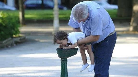 Un abuelo con su nieto. 