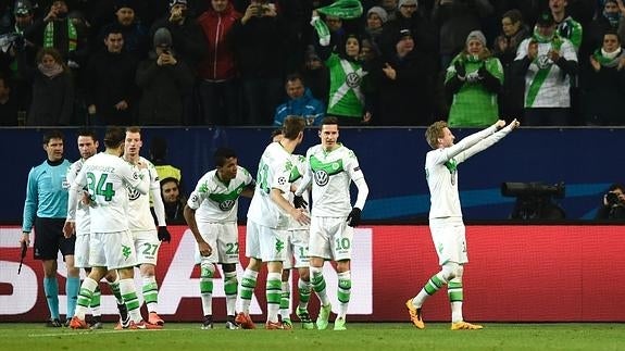 Varios futbolistas del Wolfsburgo celebran el gol. 