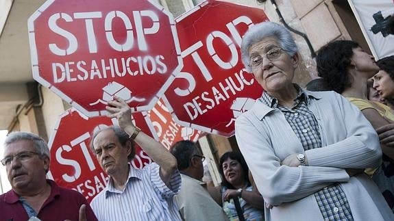 Concentración convocada por la Plataforma de Afectados por la Hipoteca para evitar el desahucio de una familia de Barcelona.