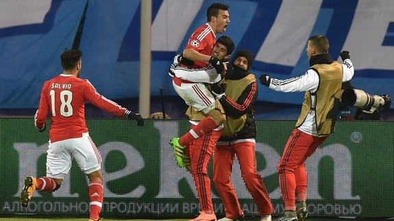 Nico Gaitán celebra el gol con sus compañeros. 