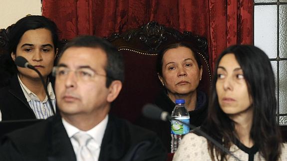 Monserrat González (2d), su hija, Triana Martínez (i), y la policia local Raquel Gago (d), acompañadas por el abogado de esta última, Fermín Guerrero.