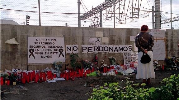 Un homenaje a las víctimas, junto a las vías del tren.