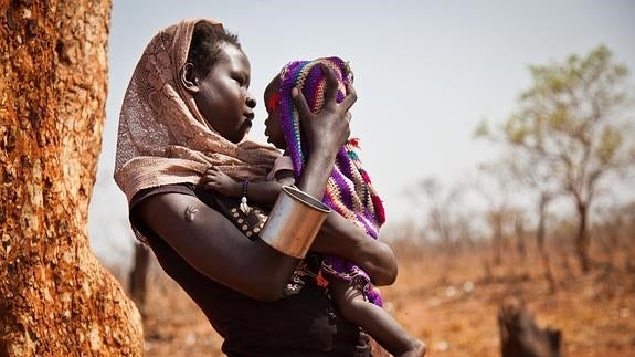 Una mujer con su bebé en un campo de refugiados de Sudán del Sur. 