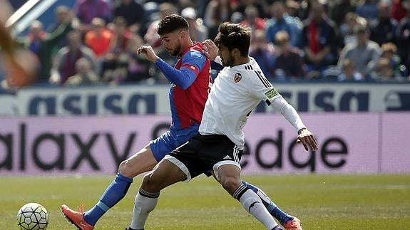 Medjani pelea por el balón con André Gomes. 