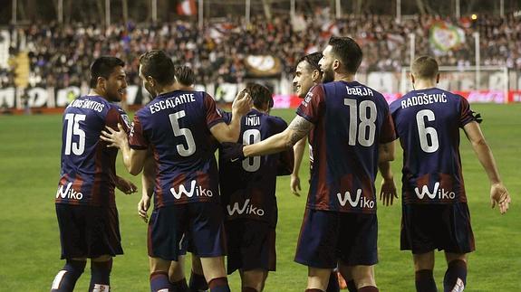 Los jugadores del Eibar celebran el gol de Escalante.