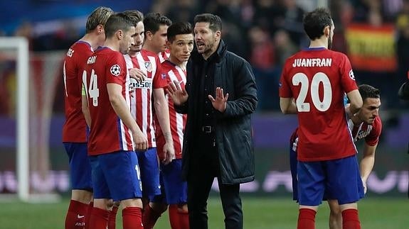 Simeone habla con los futbolistas antes de la tanda de penaltis. 