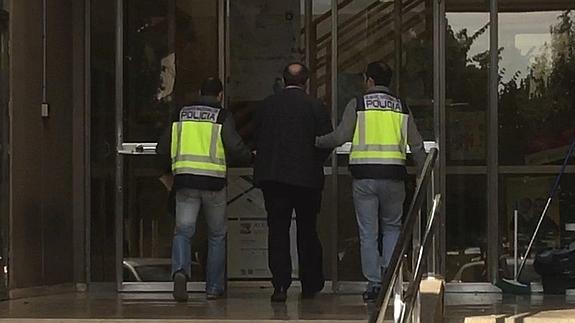 Uno de los detenidos en la operación policial. 