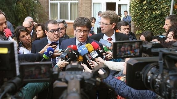 Puigdemont, acompañado del consejero de Interior, Jordi Jane (i), y del alcalde de Tortosa, Ferran Bell (d).