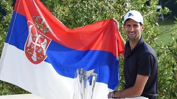 Novak Djokovic, con la bandera de Serbia y el trofeo de Indian Wells. 