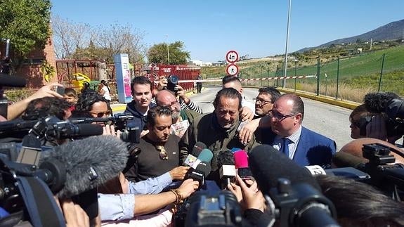 Julián Muñoz atiende a la prensa a su salida de la cárcel.