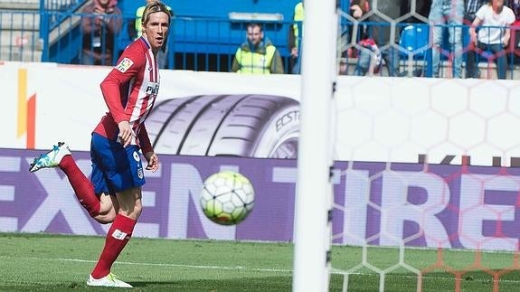 Fernando Torres anota su gol contra el Betis. 