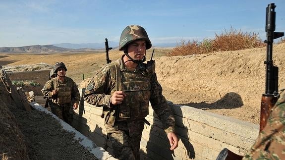 Soldados armenios en la frontera con Azerbaiyán, en una imagen de 2012. 