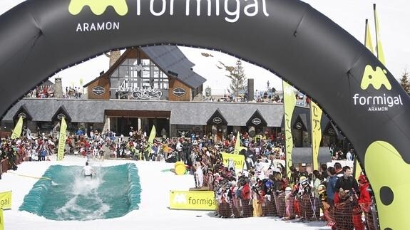 Cruzar una piscina en esquís es una de las pruebas más divertidas en la clausura de la temporada de Aramón