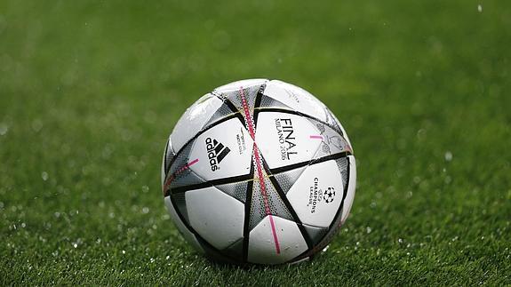 El balón de la Champions durante un partido de la presente temporada.