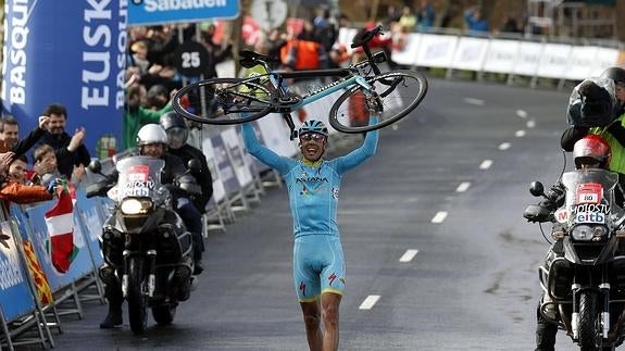 Diego Rosa, levanta su bici. 