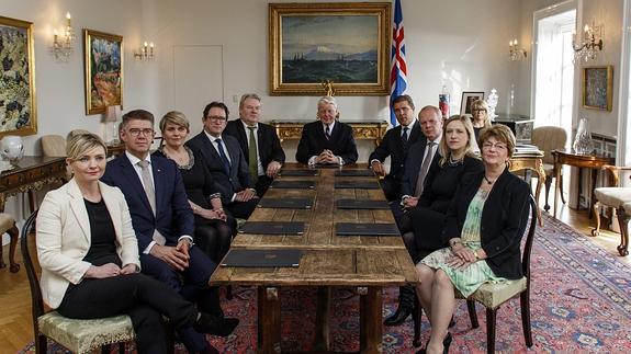 Los miembros del gabinete islandés, durante su primera reunión en Reikiavik.