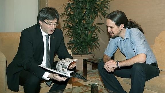 Puigdemont regala a Iglesias un cómic.