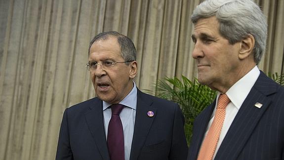 Sergei Lavrov y John Kerry durante una reunión en Pekín.