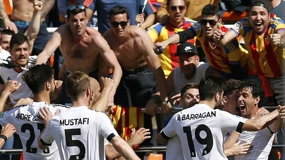 Los jugadores del Valencia celebran un gol. 