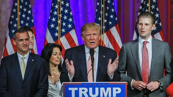 Donald Trump (c) junto a su director de campaña, Corey Lewandowski (i), durante un acto electoral.