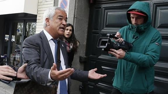 Luis Pineda (i), a su llegada a la sede de Ausbanc en Madrid.