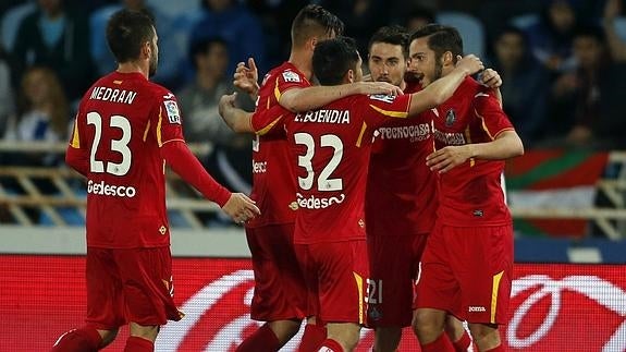 Varios futbolistas del Getafe celebran su victoria ante la Real Sociedad. 