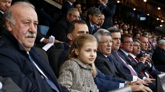 El Rey Felipe VI acompañado de su hija, la princesa Leonor, junto al seleccionador nacional Vicente del Bosque (i).